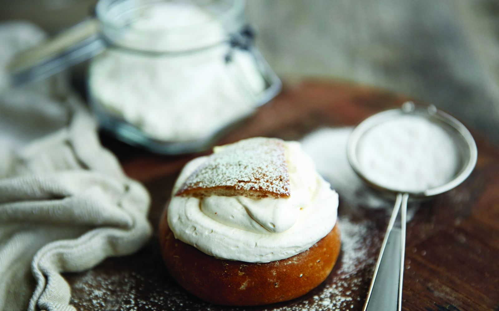 magnus_carlsson-freshly_baked_semla-6443